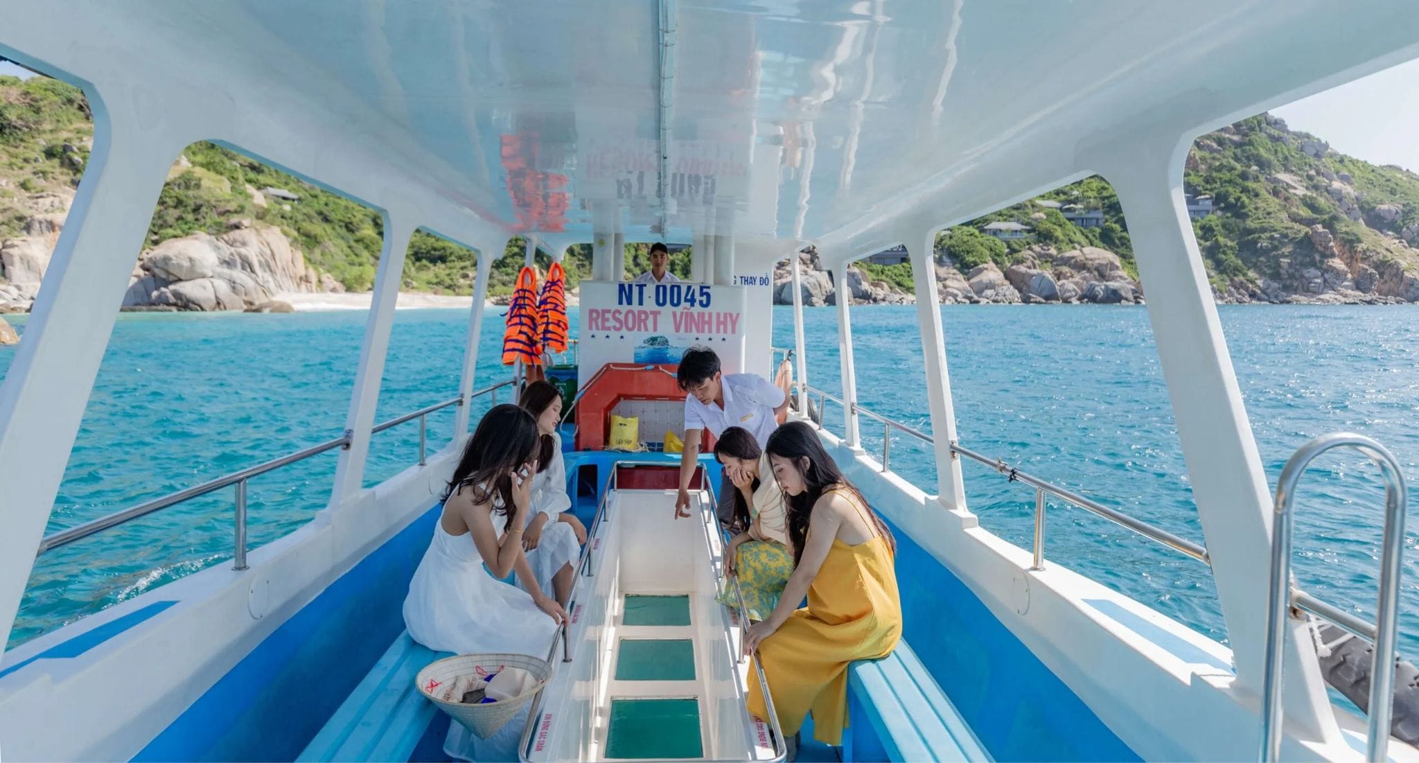 Tham quan vịnh Vĩnh Hy trên tàu đáy kính 